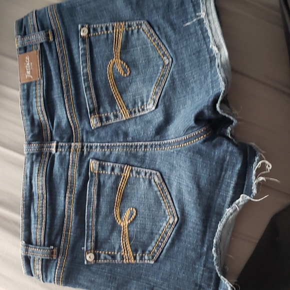 Shorts - Picture 5 of 8